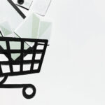 Carrinho de compras ilustrado com produtos digitais representando abandono de carrinho no e-commerce