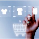 Mão selecionando variações de produto em interface digital de compras online
