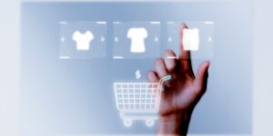 Mão selecionando variações de produto em interface digital de compras online
