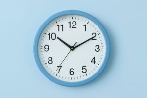 Relógio de parede azul mostrando horário estratégico para vendas online