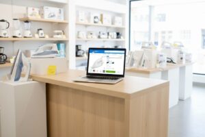 Notebook exibindo anúncio de ferro de passar online em loja de eletrodomésticos