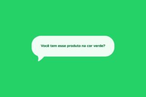 Balão de mensagem com pergunta de cliente sobre variação de cor de produto em fundo verde
