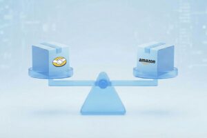 Uma ilustração em tons de azul mostra uma balança de dois pratos equilibrada. No prato da esquerda, há uma caixa de papelão azul com o logotipo amarelo e azul do Mercado Livre (um aperto de mão). No prato da direita, há uma caixa de papelão azul com o logotipo preto da Amazon. A balança e as caixas têm uma aparência translúcida e digital.