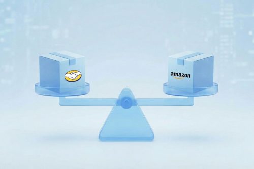 Uma ilustração em tons de azul mostra uma balança de dois pratos equilibrada. No prato da esquerda, há uma caixa de papelão azul com o logotipo amarelo e azul do Mercado Livre (um aperto de mão). No prato da direita, há uma caixa de papelão azul com o logotipo preto da Amazon. A balança e as caixas têm uma aparência translúcida e digital.