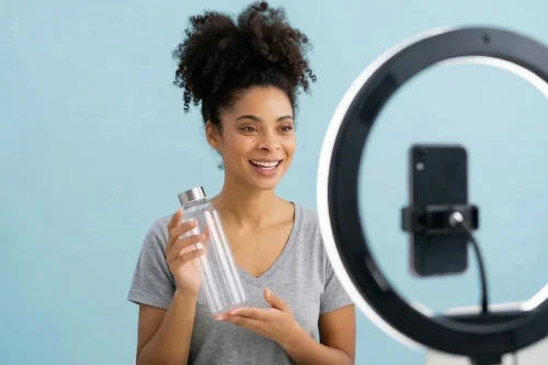 Criadora de conteúdo gravando vídeo com ring light enquanto apresenta produto para vendas no TikTok Shop.